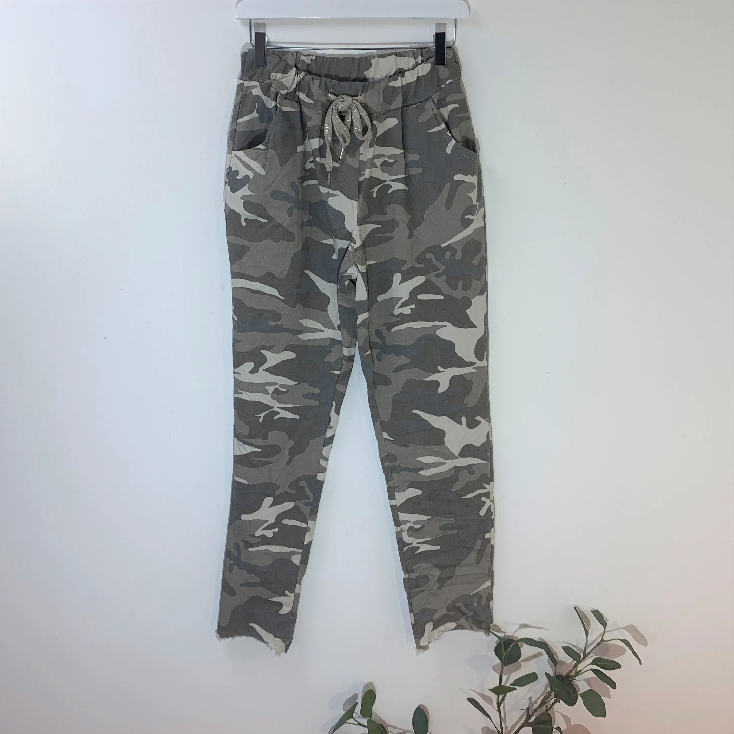 Super stretch camo trousers with raw edge hem
