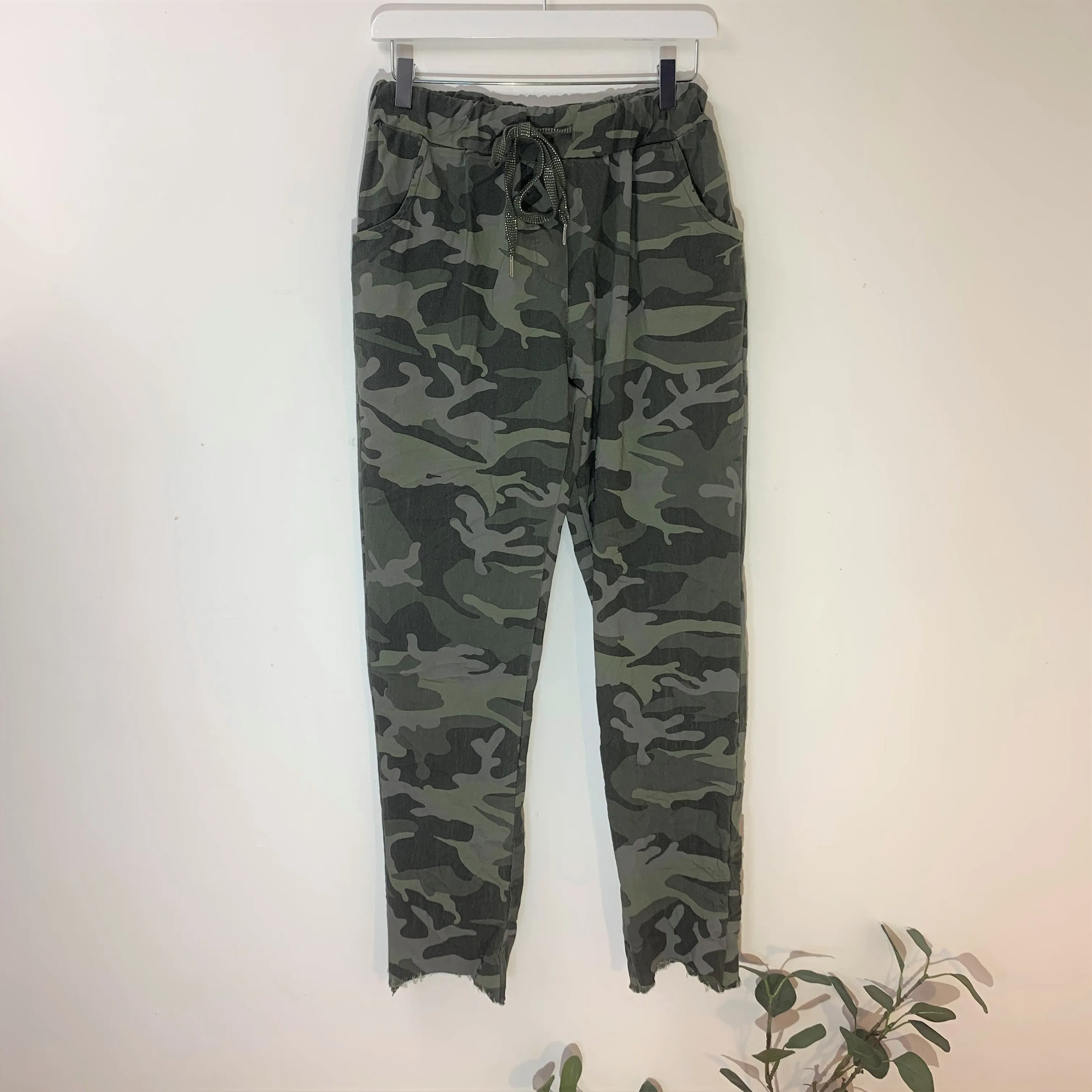 Super stretch camo trousers with raw edge hem