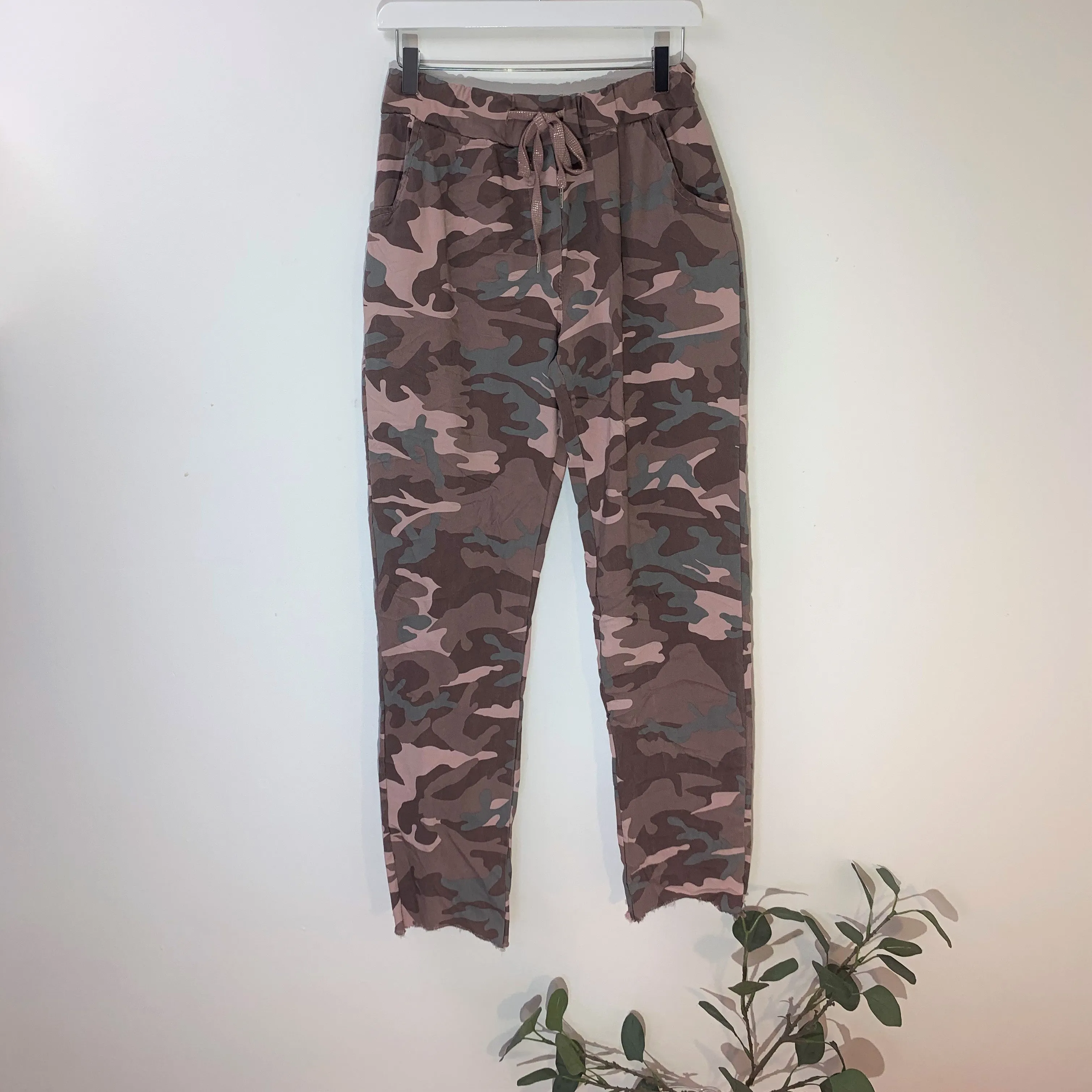 Super stretch camo trousers with raw edge hem